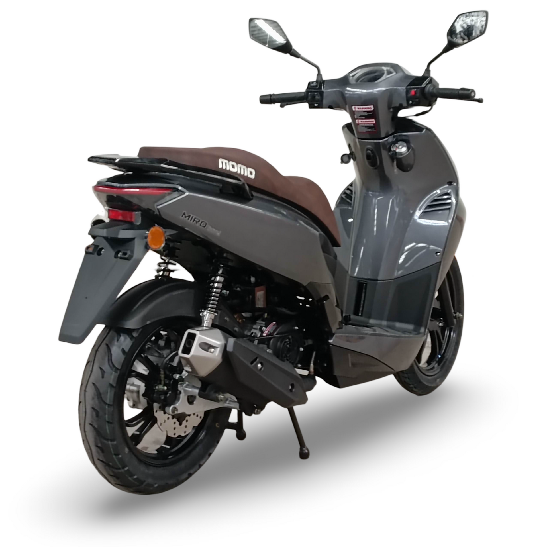 Grijze scooter met bruine zitting, zwarte banden en zijspiegels op een witte achtergrond.