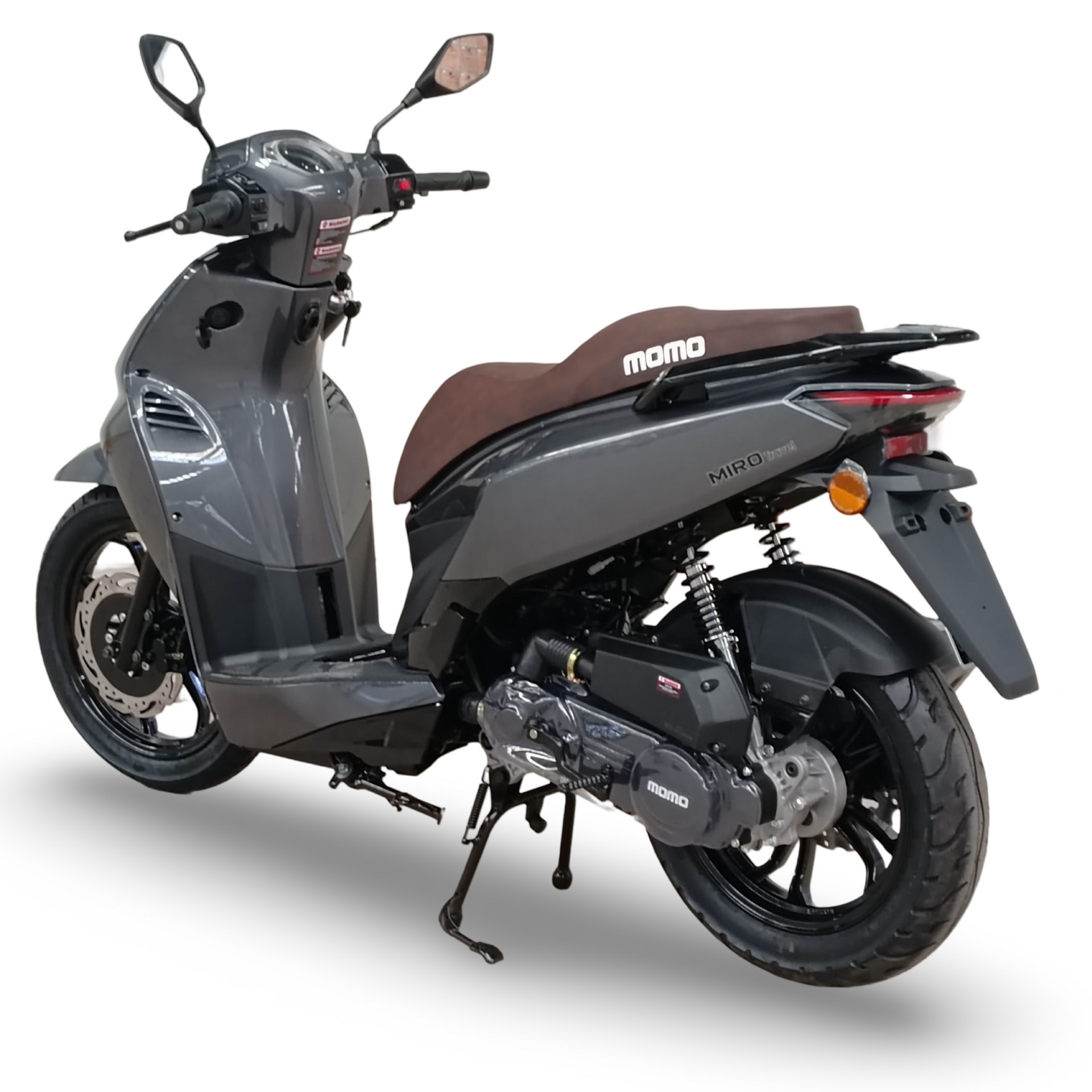 Grijze en bruine scooter met zwarte wielen, op een witte achtergrond.