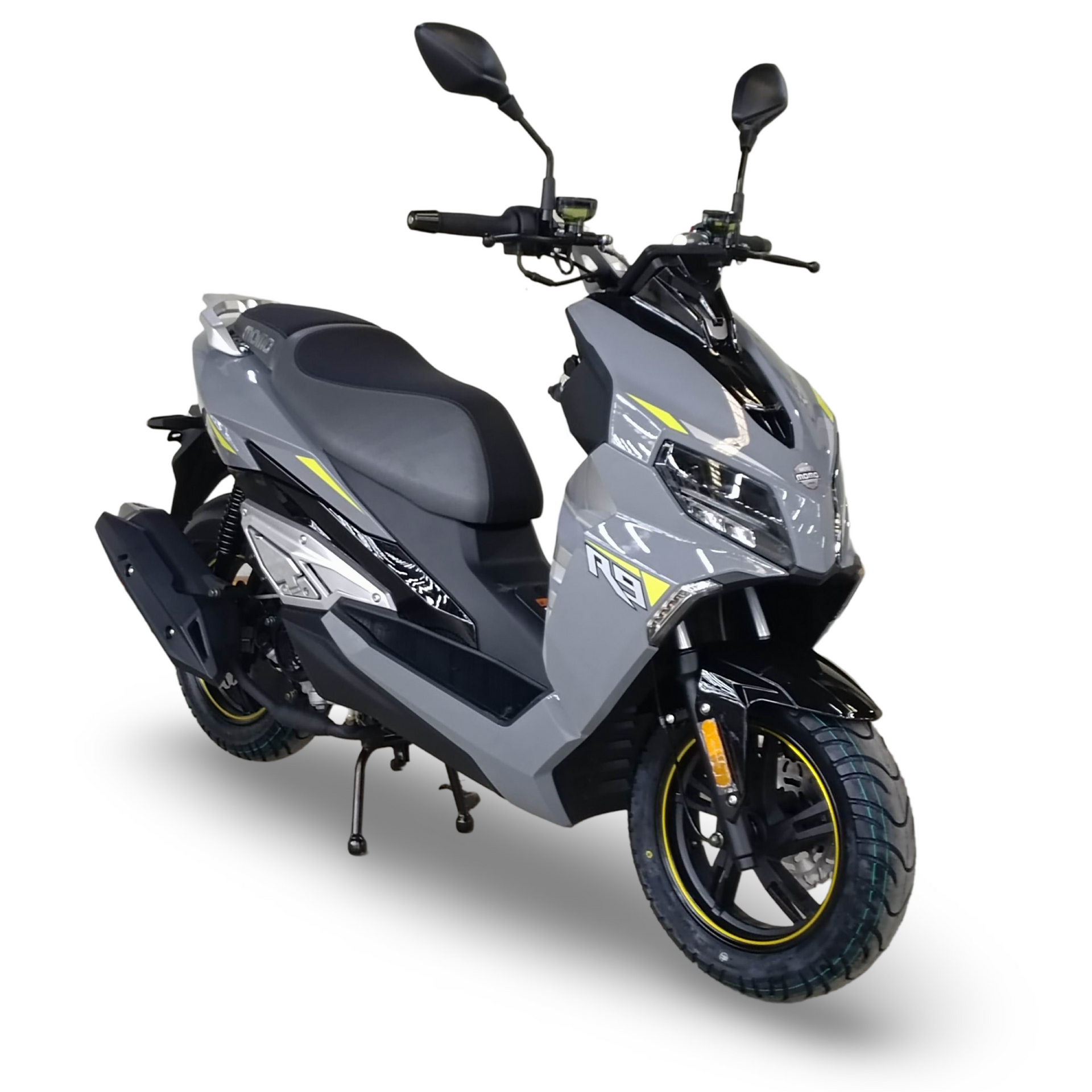 Grijze en zwarte scooter met gele accenten, schuin naar rechts.