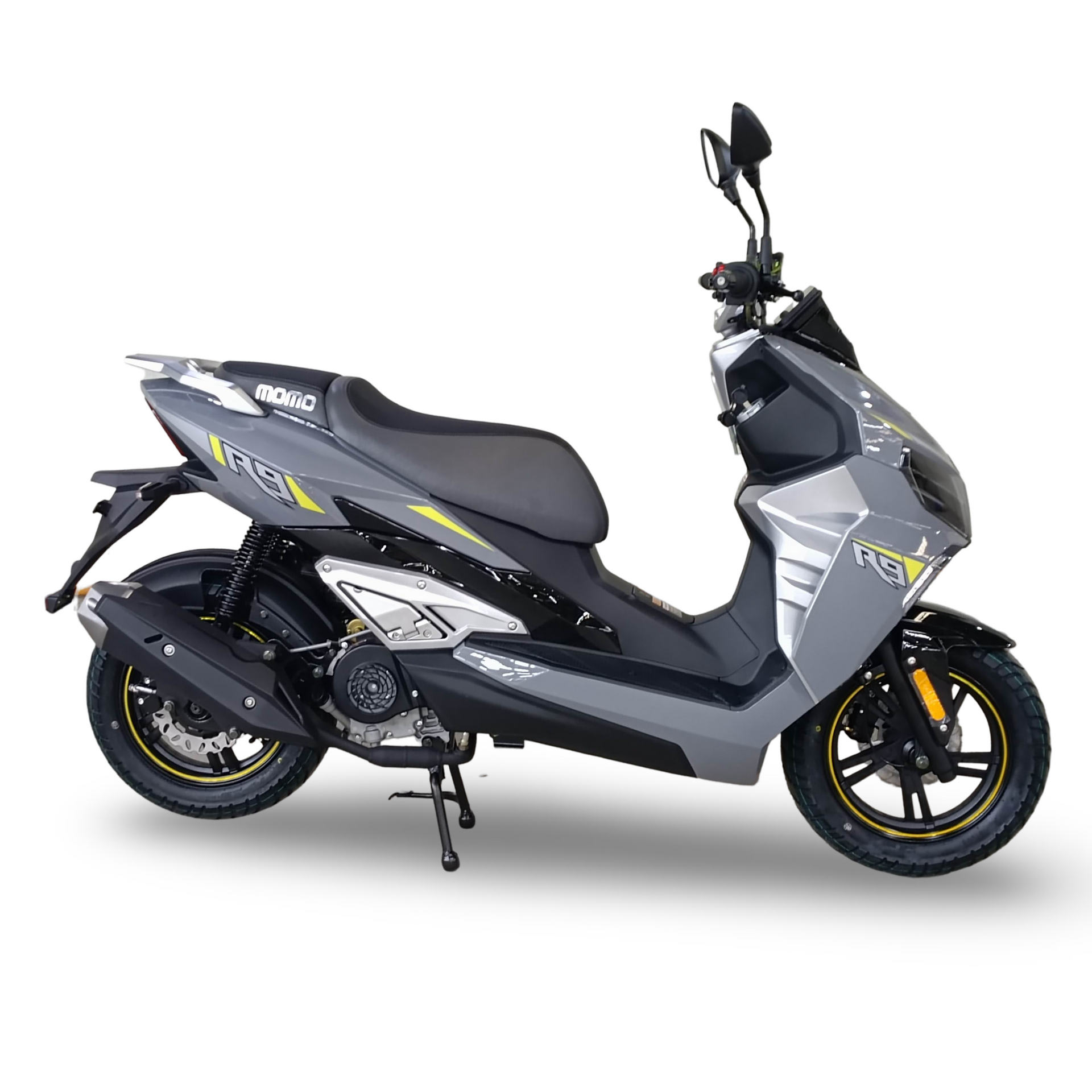 Grijze en zwarte scooter met gele accenten, schuin naar rechts, op een witte achtergrond.