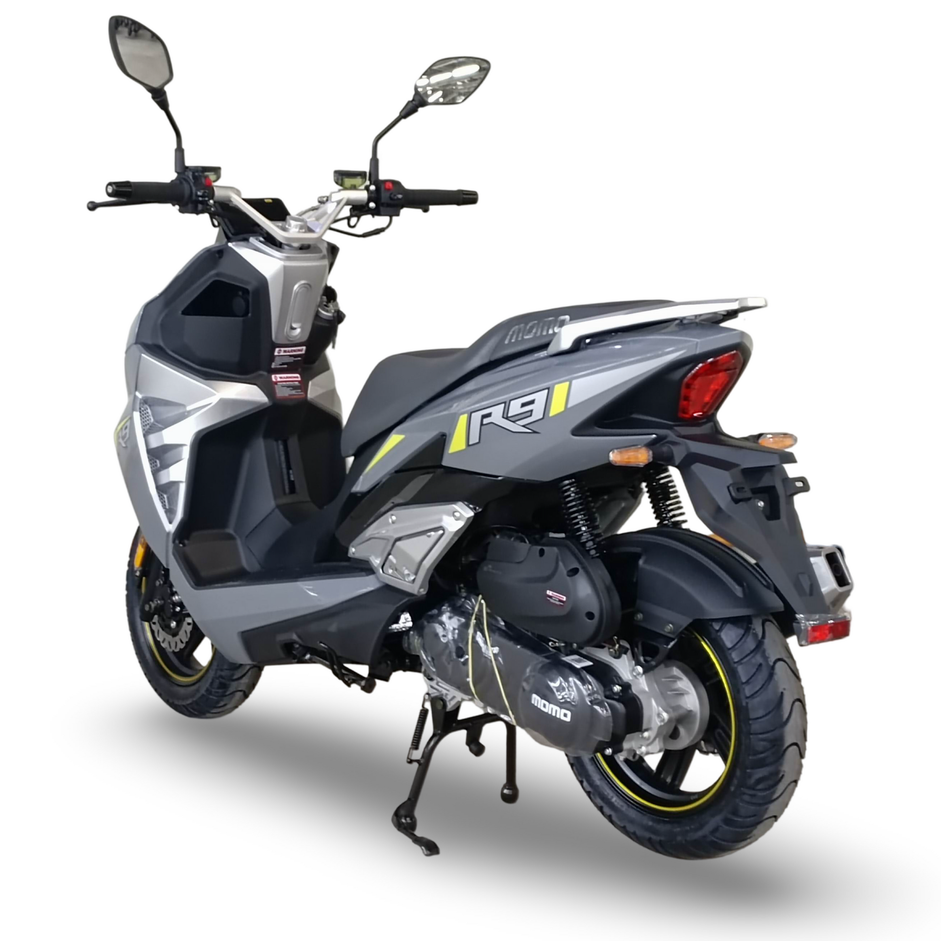 Zilveren en zwarte scooter met gele accenten, schuin naar rechts.
