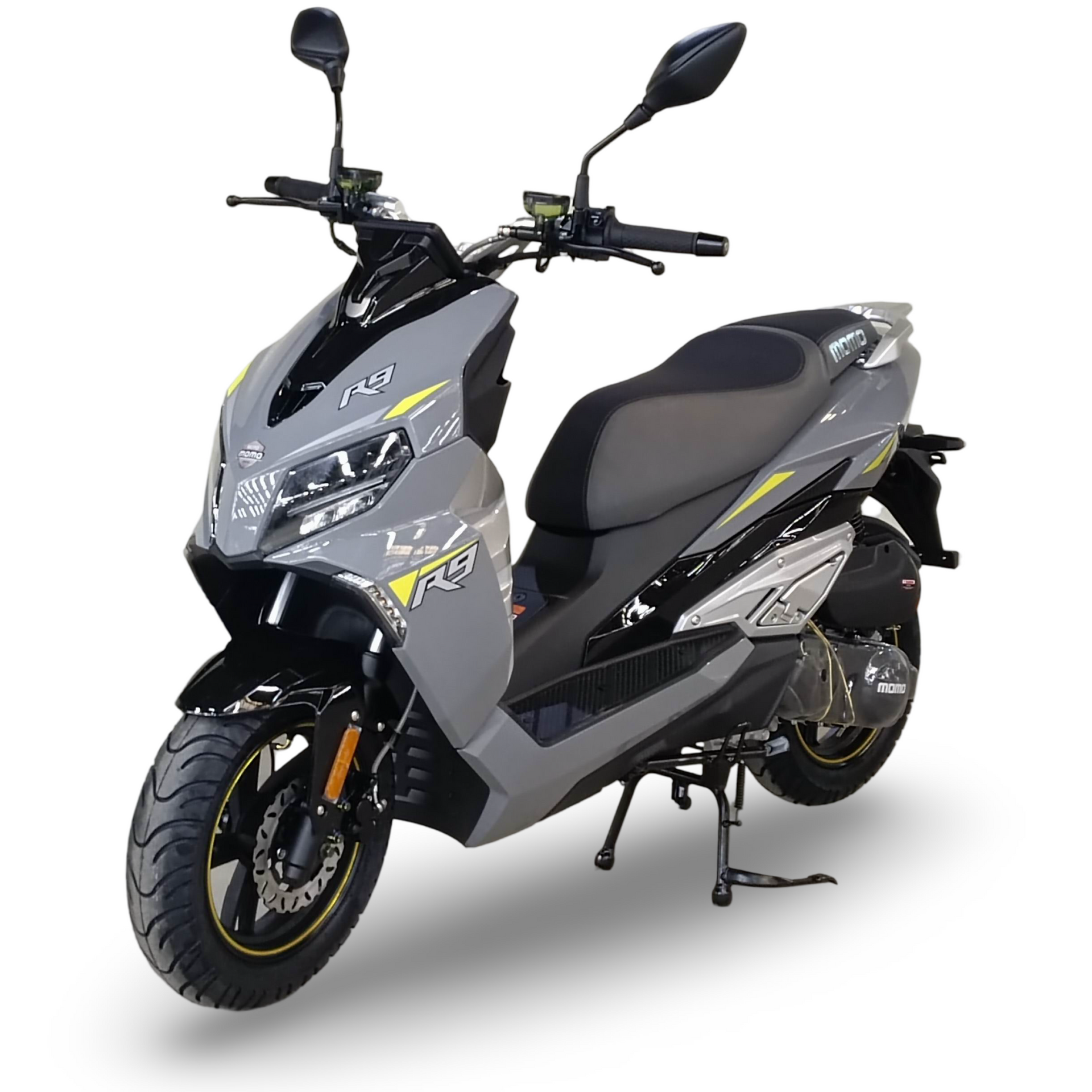 Grijze scooter met zwarte en gele accenten, geparkeerd op een witte achtergrond.