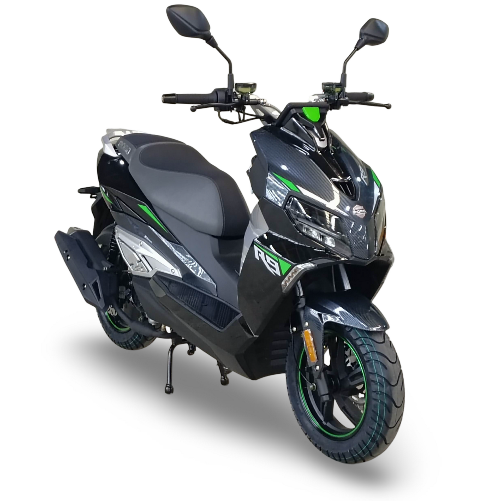 Zwart-groene scooter met zadel zonder bestuurder.
