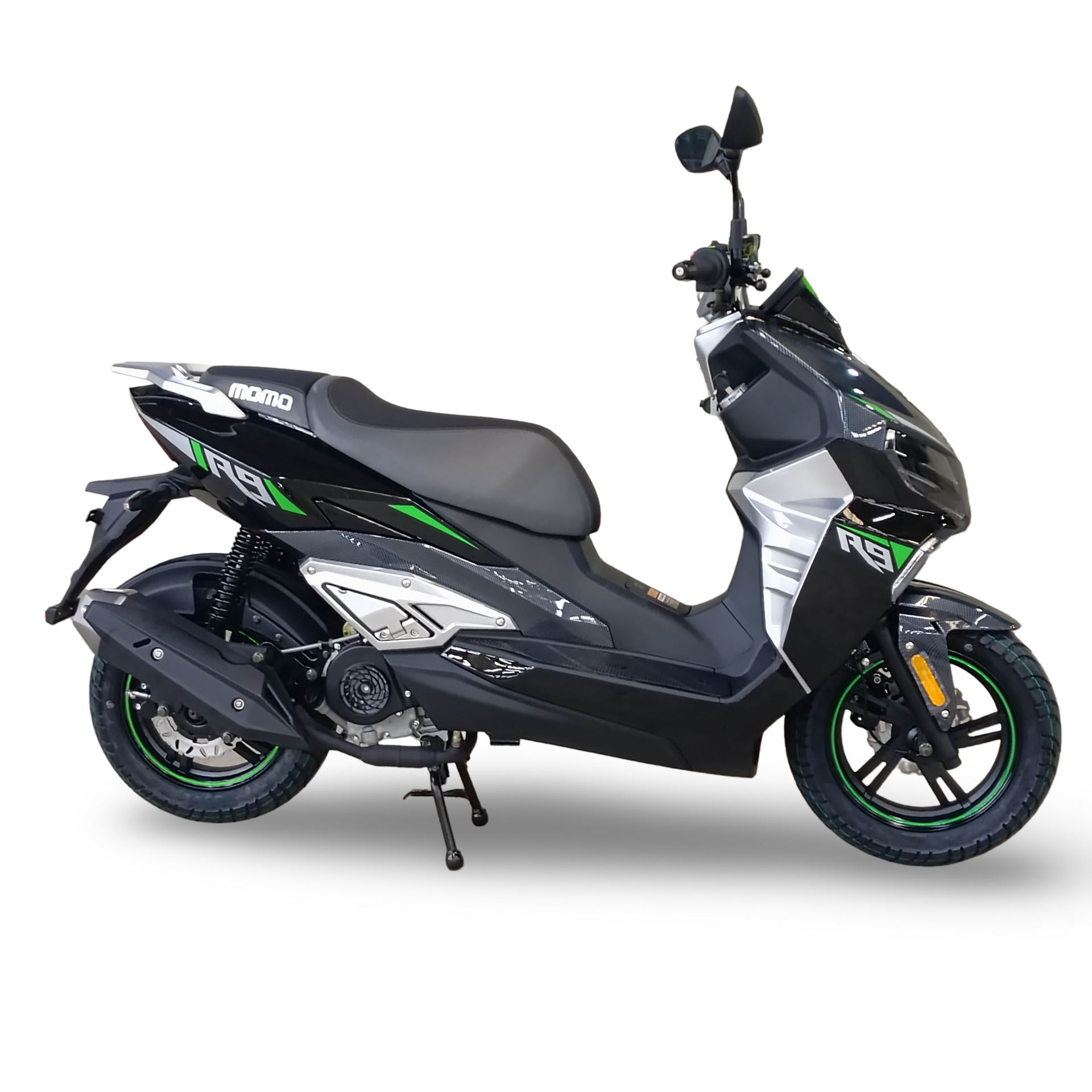 Zwarte en zilveren scooter met groene accenten; geparkeerd op een witte achtergrond.