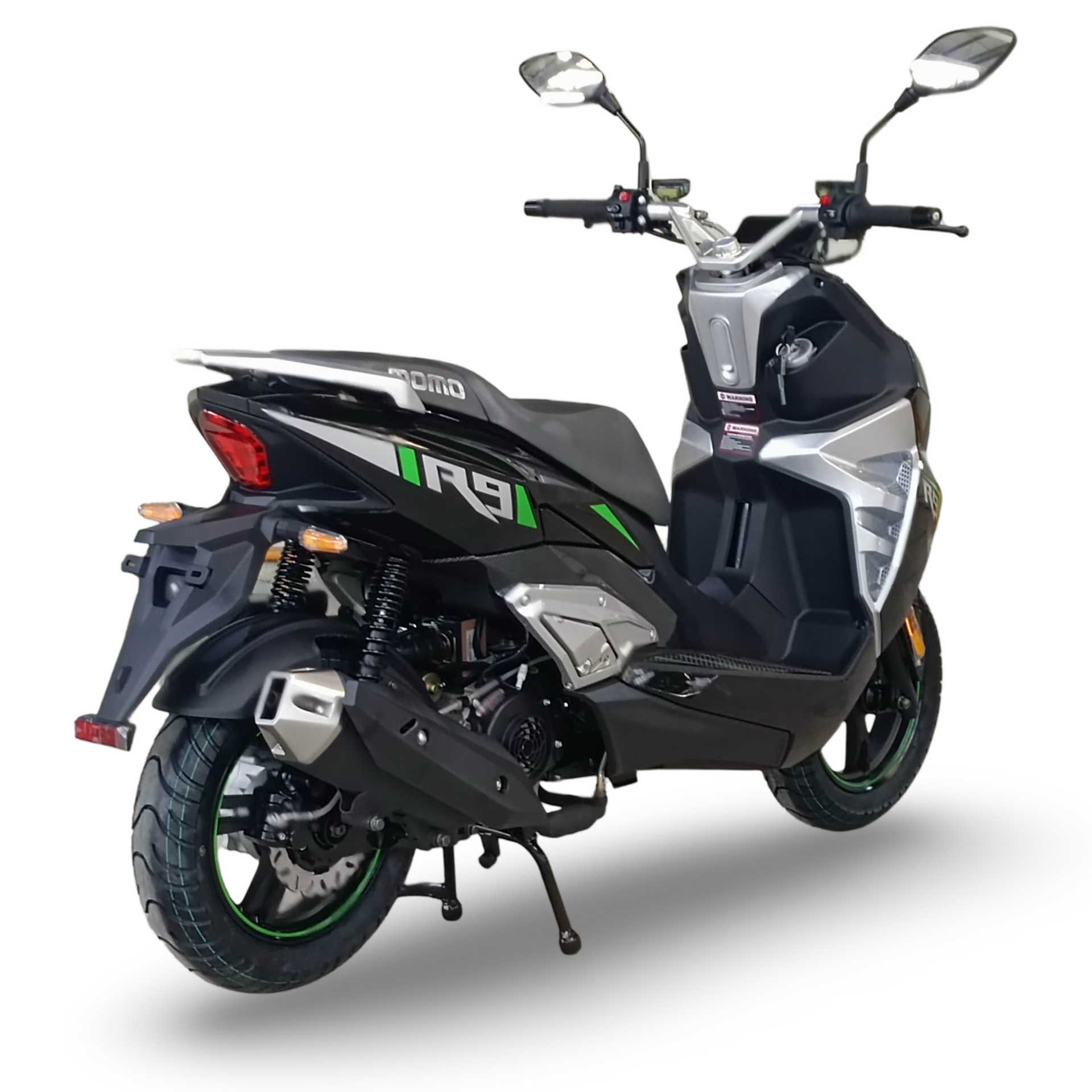 Zwarte en zilveren scooter met groene accenten; geparkeerd buiten.