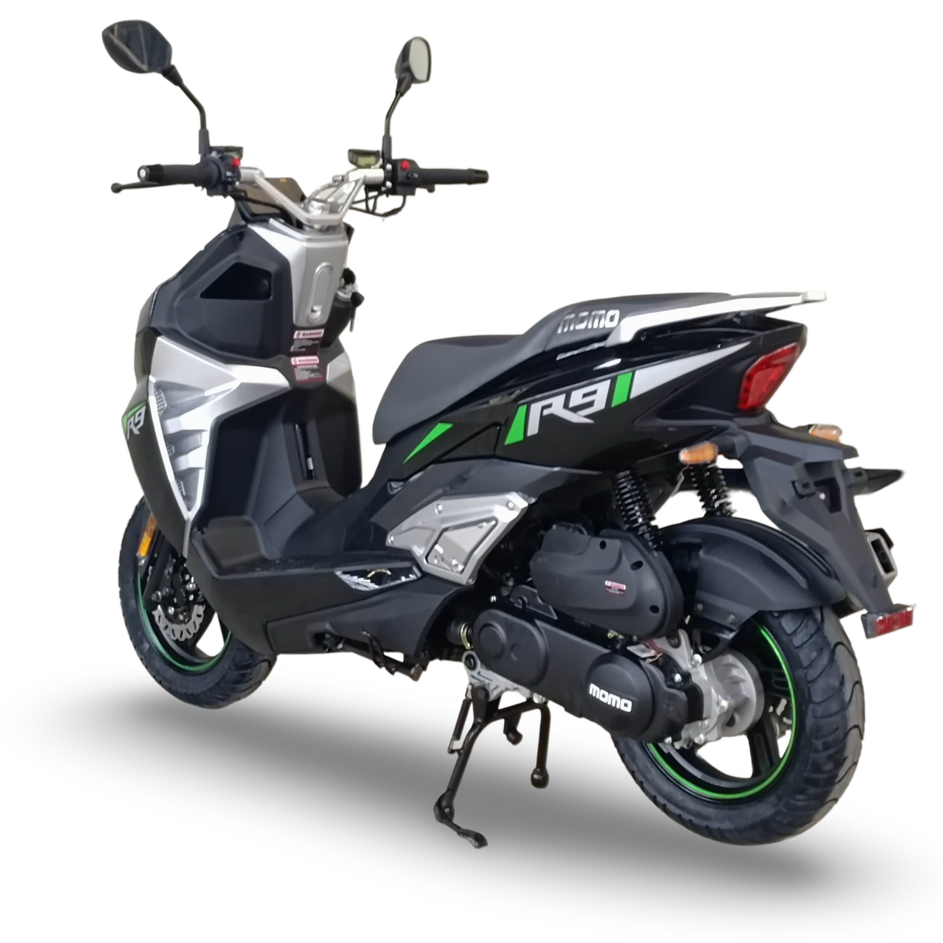 Zwarte en zilveren scooter met groene accenten; geparkeerd buiten.
