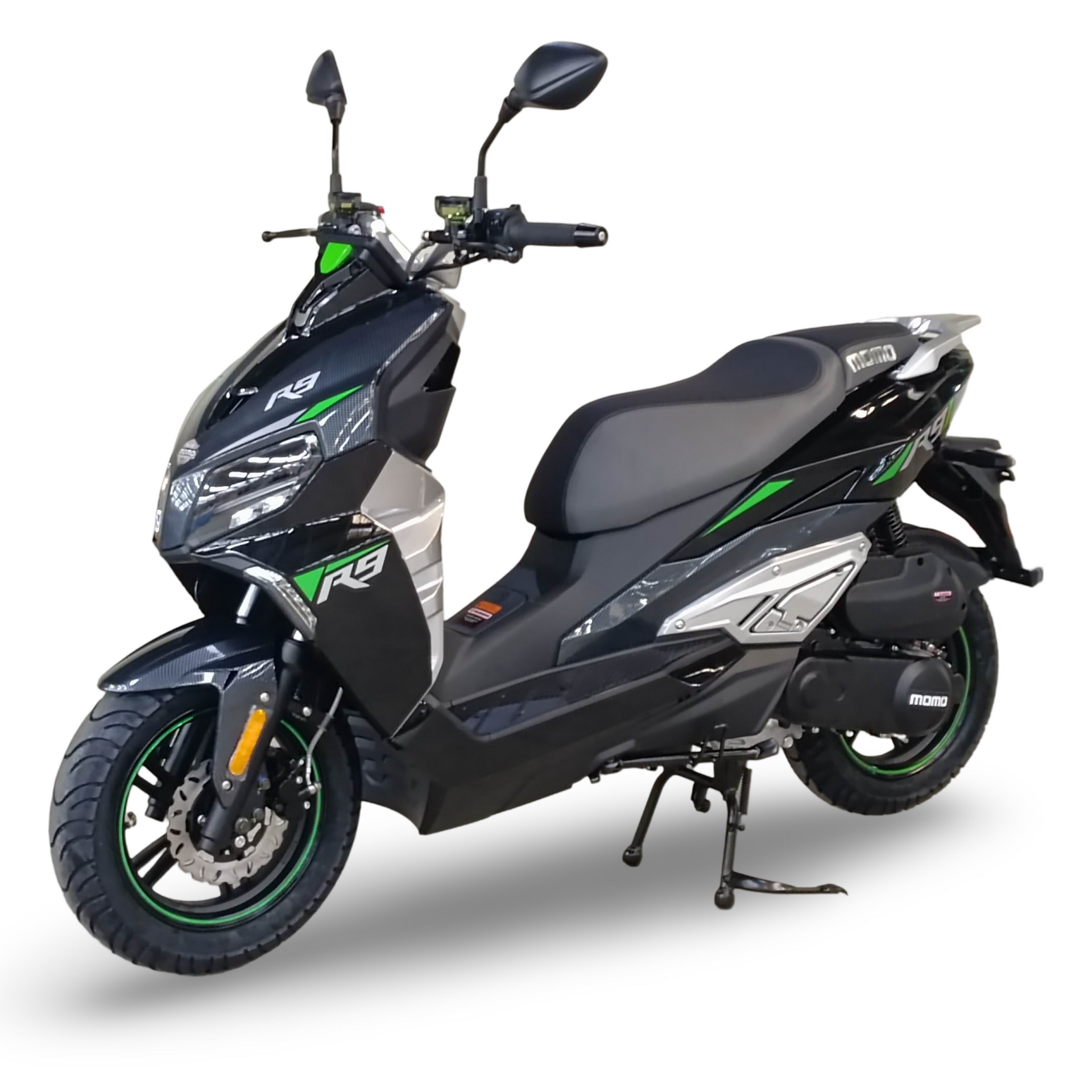 Zwarte scooter met groene accenten op een witte achtergrond.
