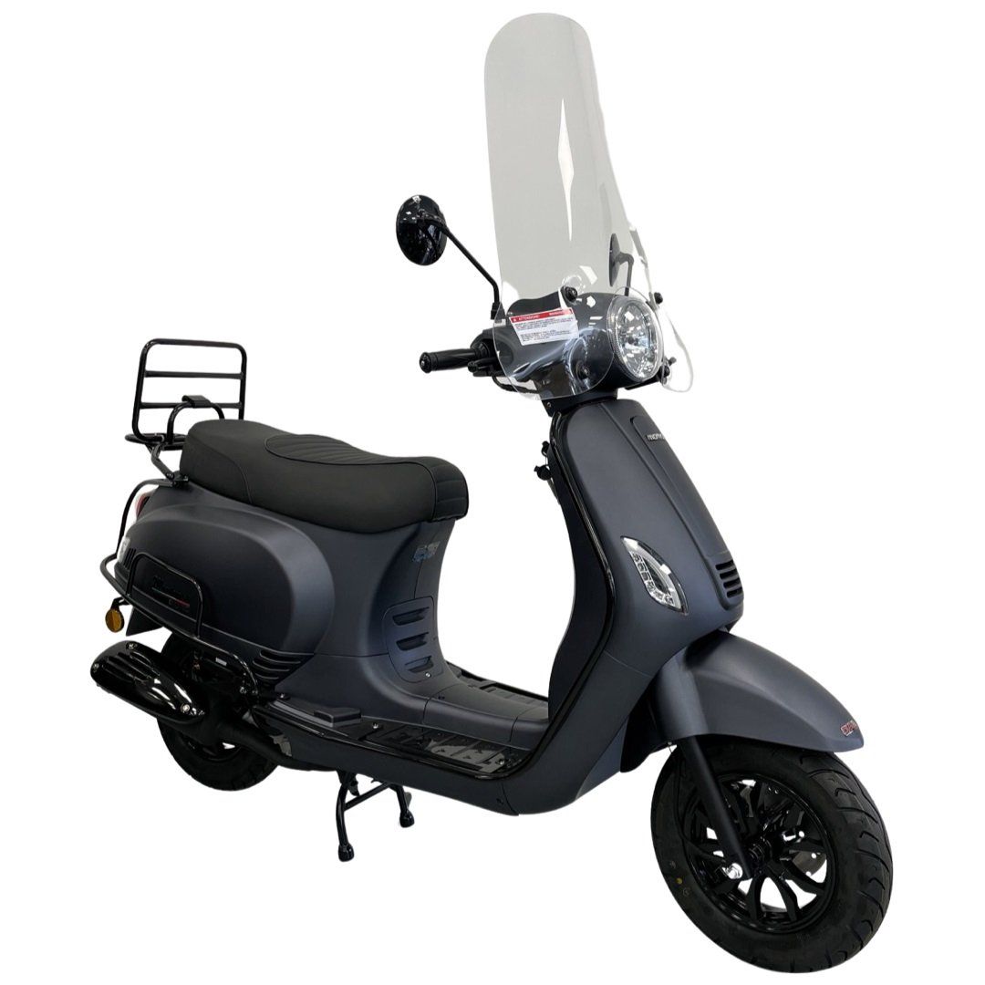Donkergrijze scooter met windscherm en bagagerek achterop.