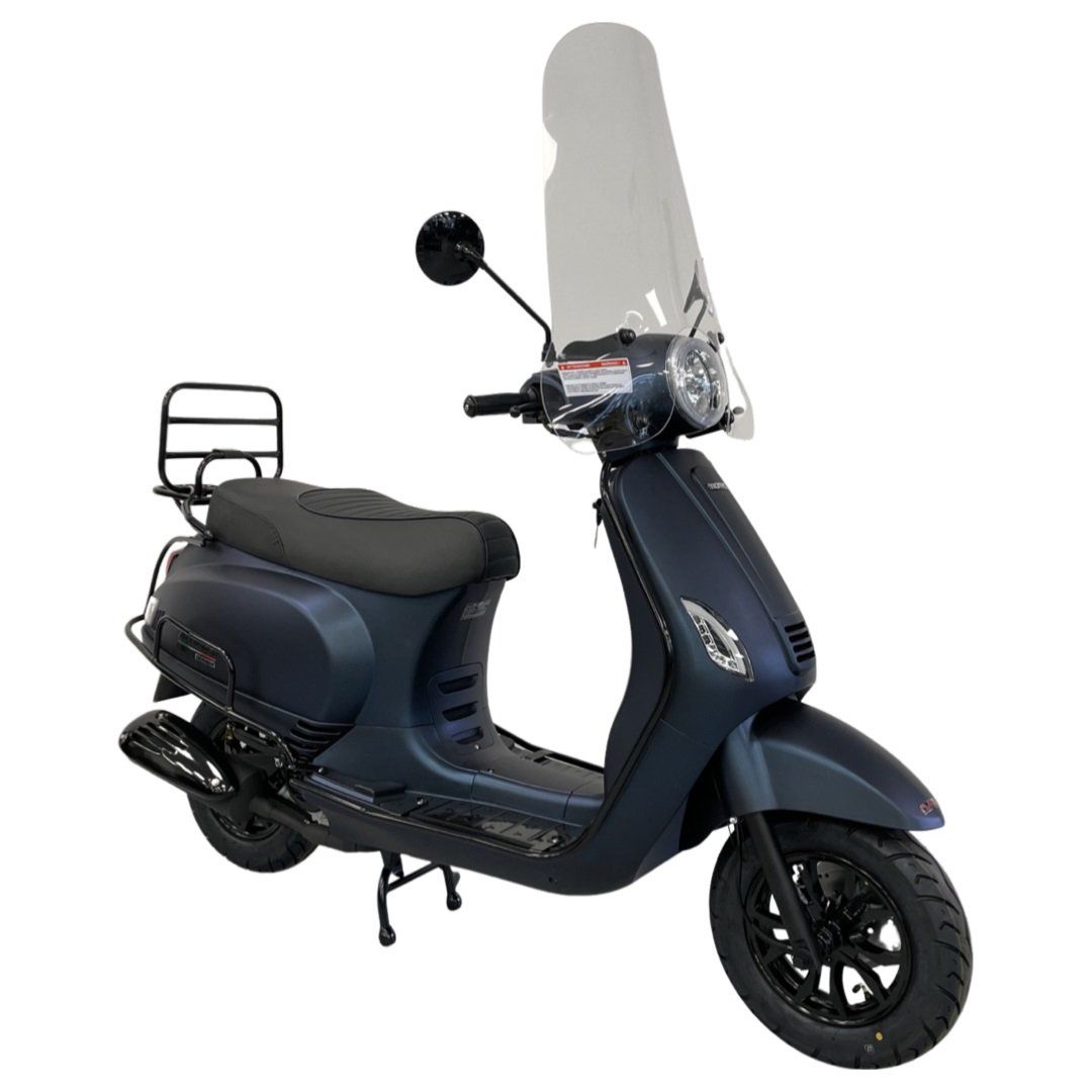 Blauwe scooter met windscherm en bagagerek.