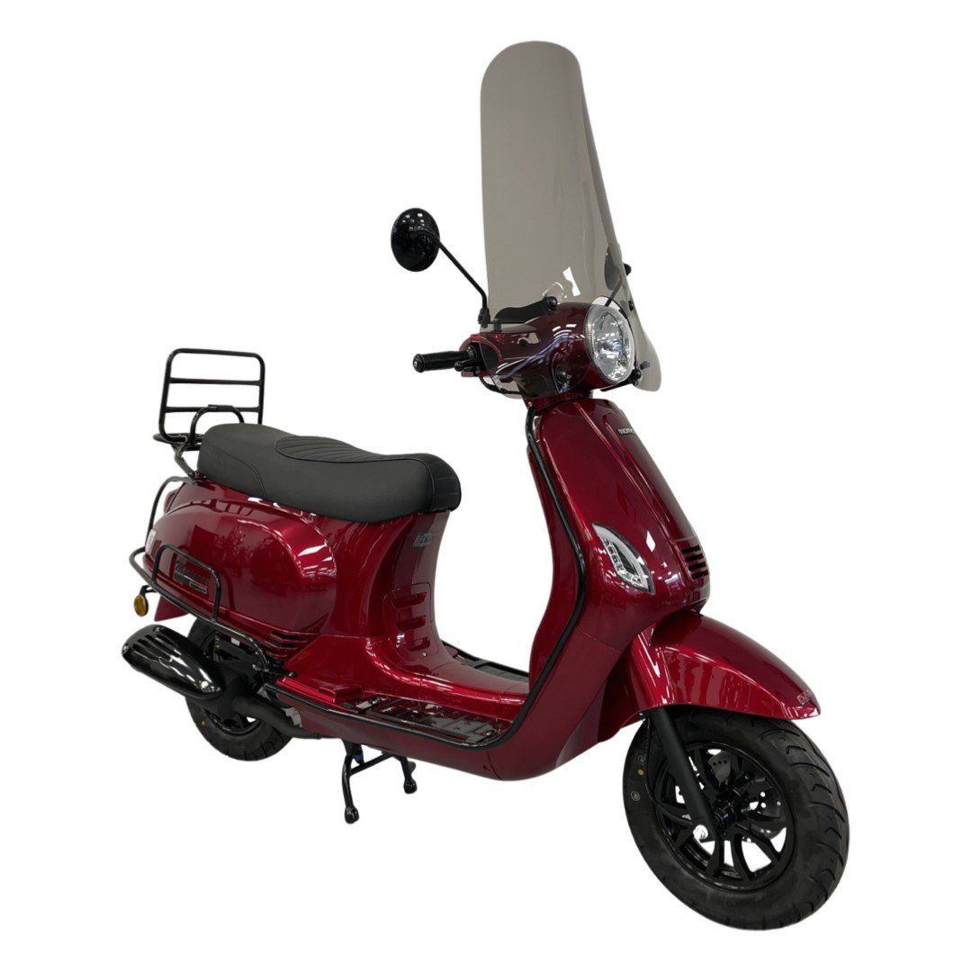 Rode scooter met zwarte accenten, windscherm, bagagerek en zwarte wielen.