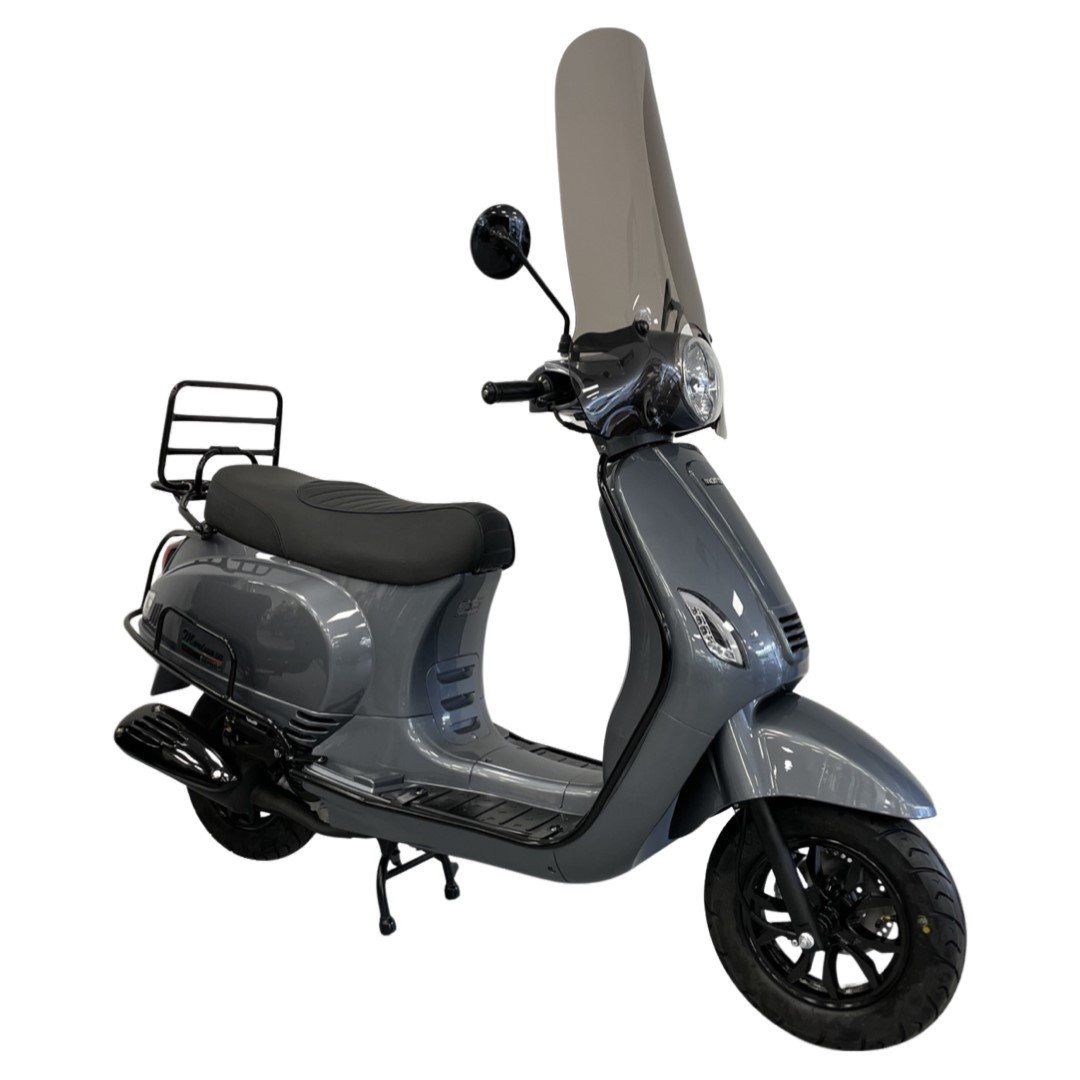 Grijze scooter in Vespa-stijl met een zwarte zitting, bagagerek en wielen. Hij heeft een windscherm en een witte achtergrond.