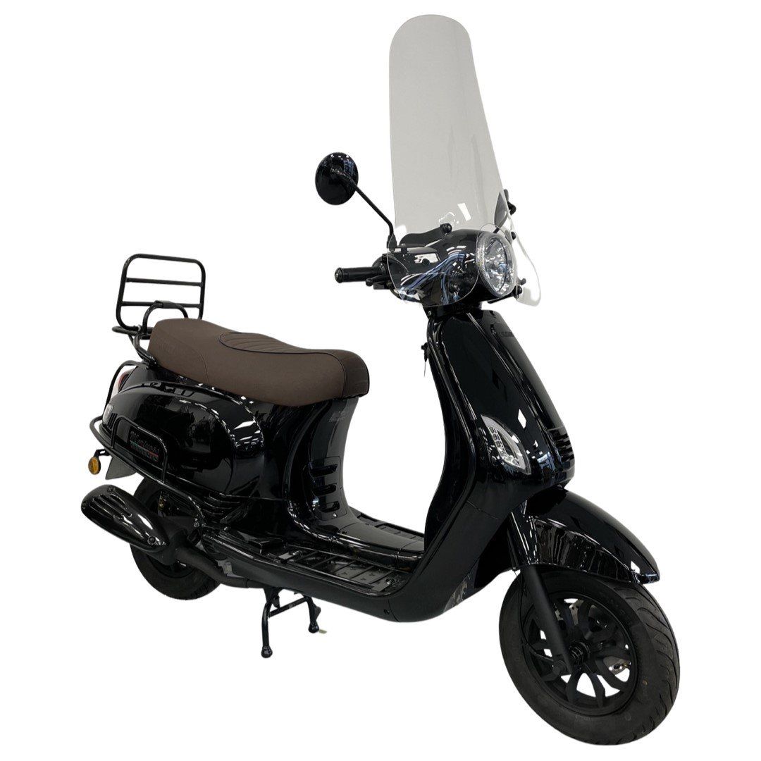 Zwarte scooter met windscherm, bagagerek, bruine zitting en zwarte wielen.