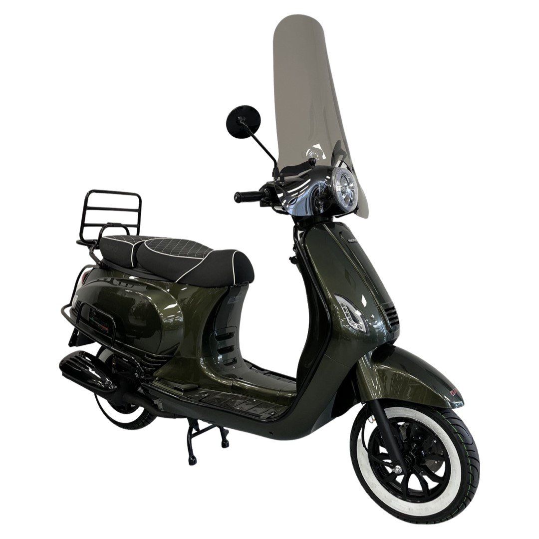 Groene Vespa-scooter met witte banden, bagagerek en windscherm op een witte achtergrond.