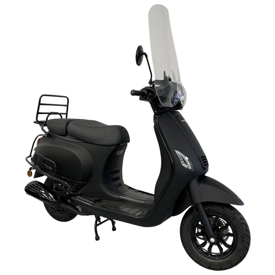Zwarte scooter met windscherm, bagagerek en zwarte wielen.
