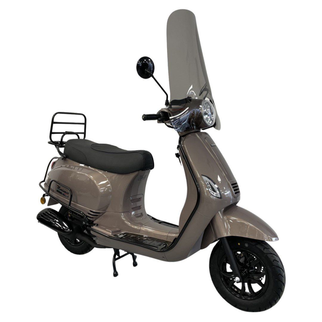 Bruine scooter met windscherm en bagagerek.