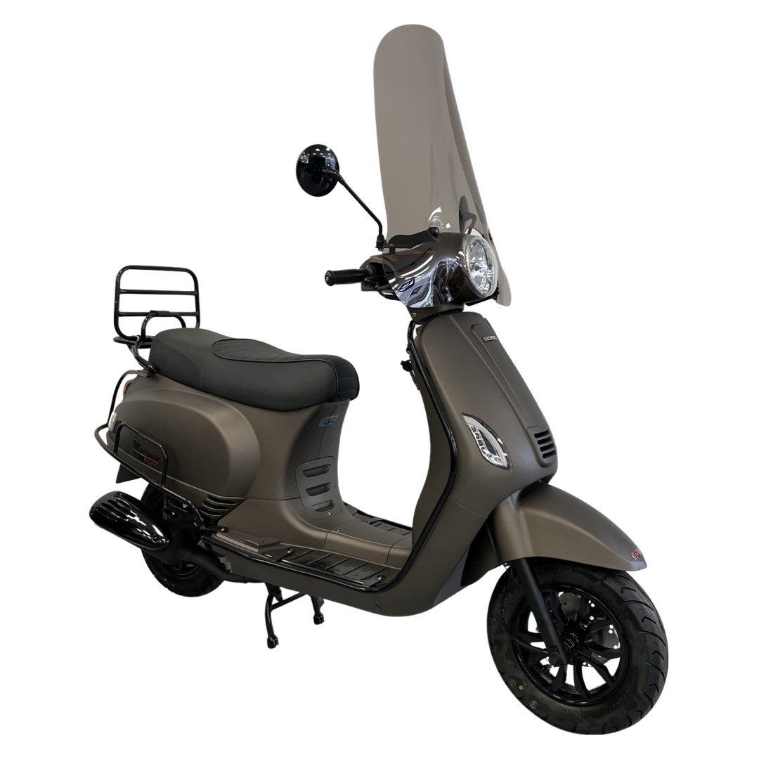 Grijze scooter met windscherm, zwarte bagagedrager en wielen.