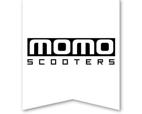 Logo van MOMO Scooters: zwarte tekst in witte banner; merknaam