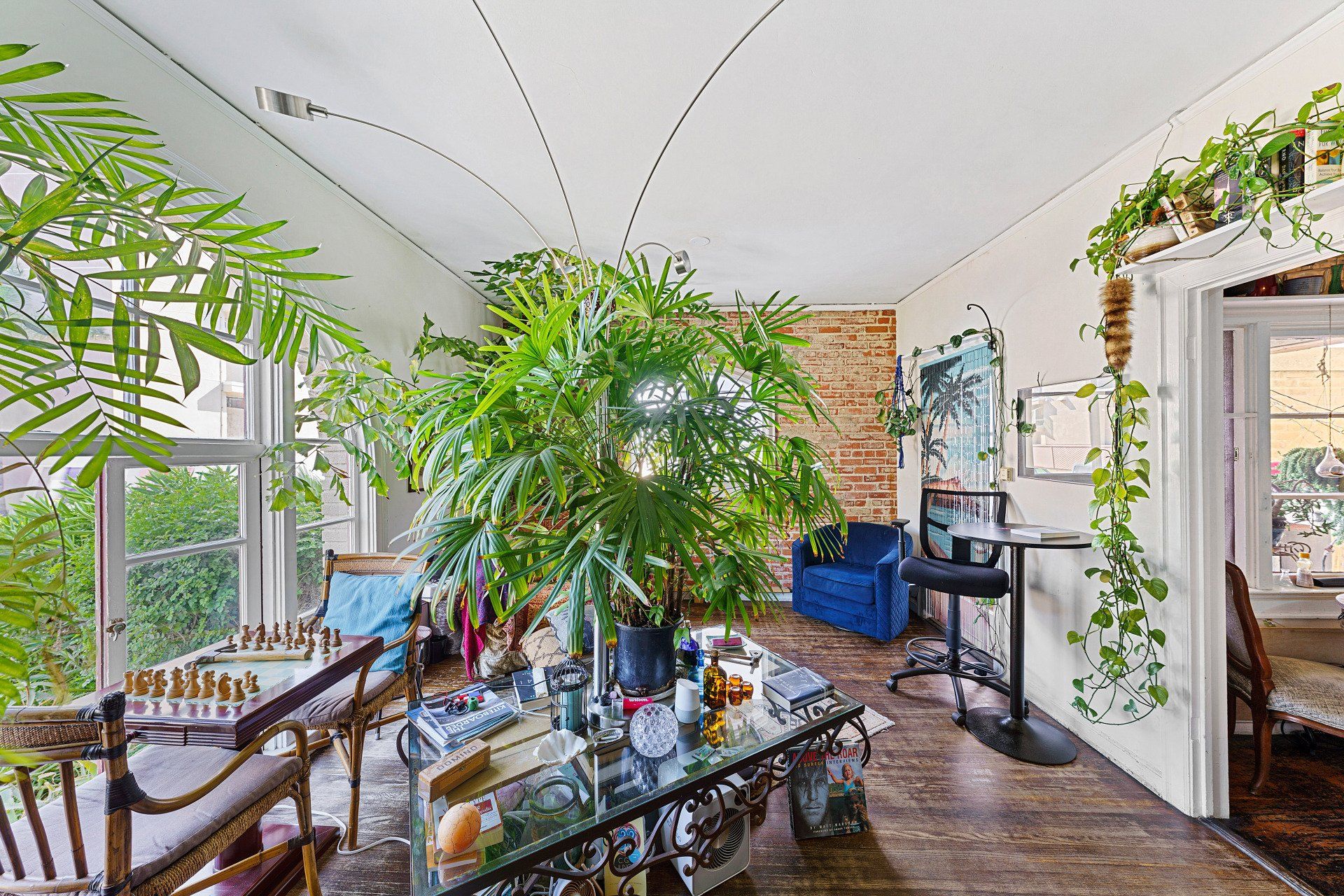 15 Eastwind St Apartments Studio with Table