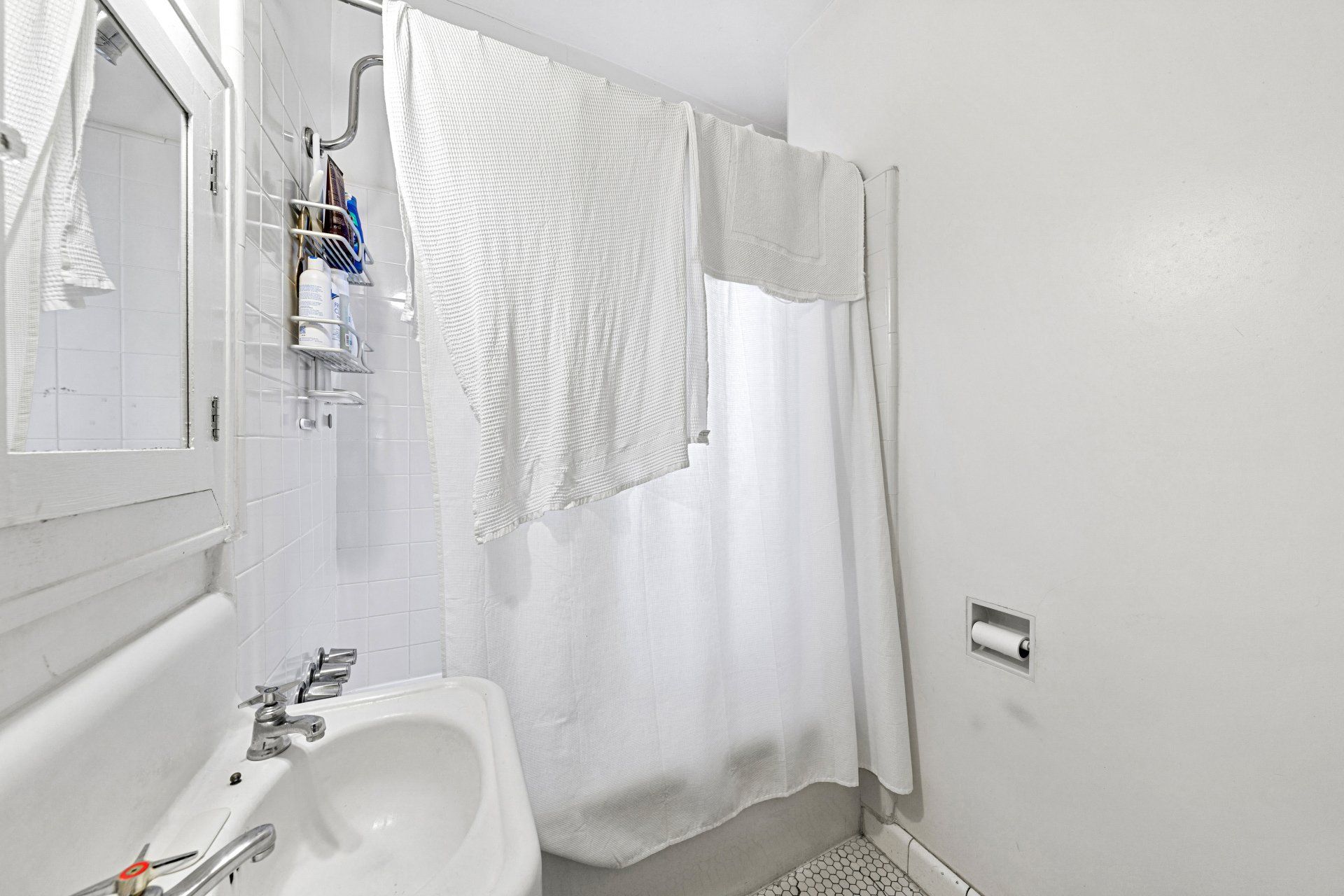 15 Eastwind St Shower/Tub