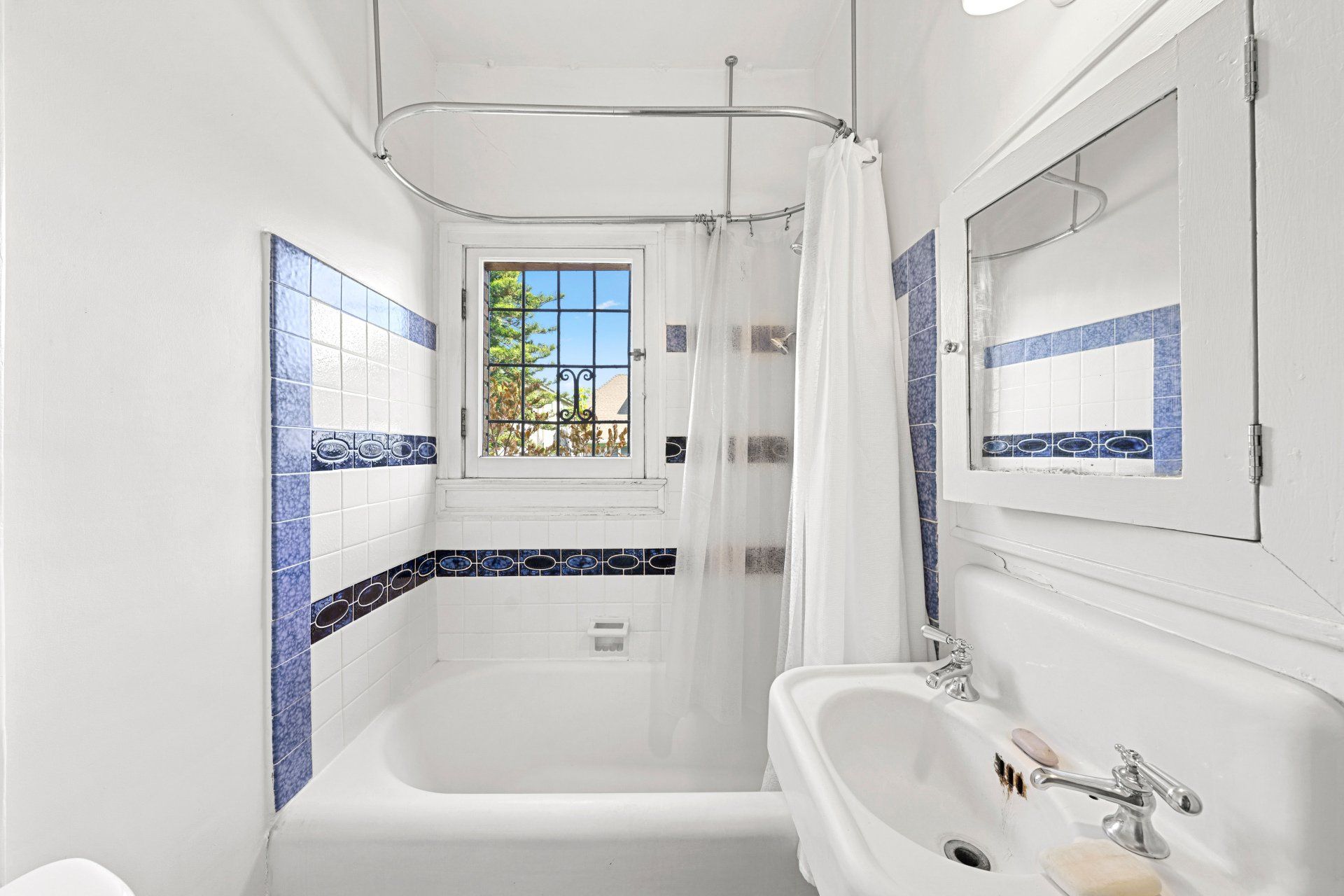 15 Eastwind St Large Tub