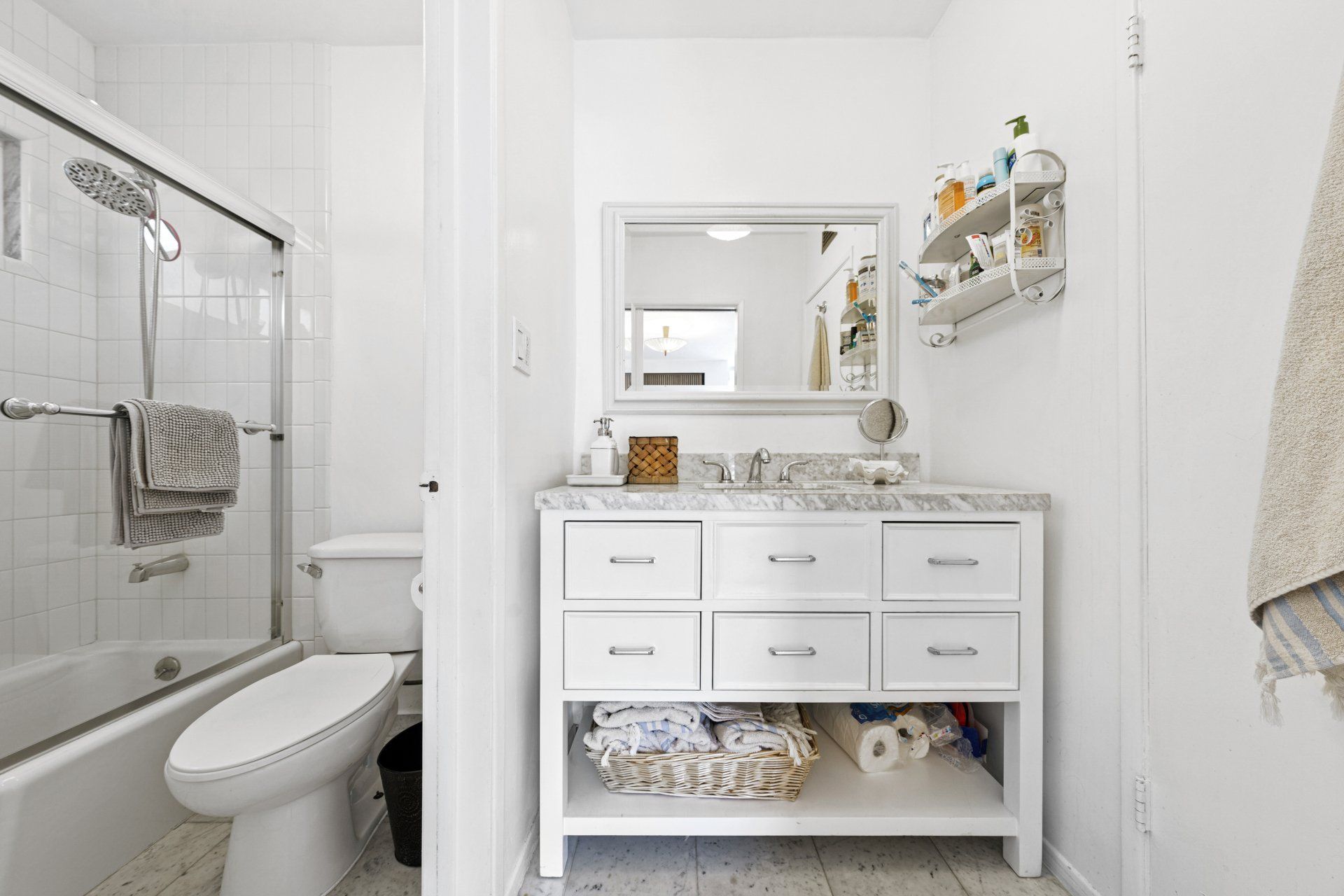 Driftwood Apartment bathroom