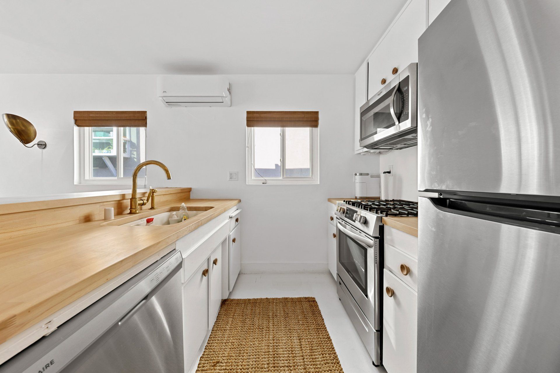 Driftwood Apartment kitchen with appliances