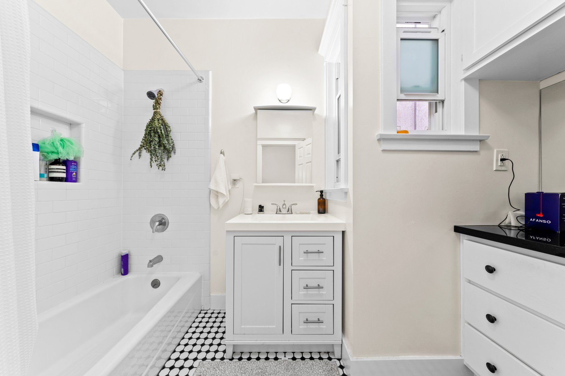 4440 Burns Ave Apartment Bathroom Shower/Tub