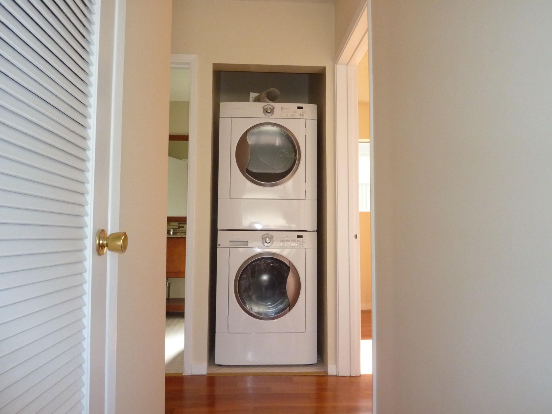 6609-11 Vista Del Mar Washer / Dryer