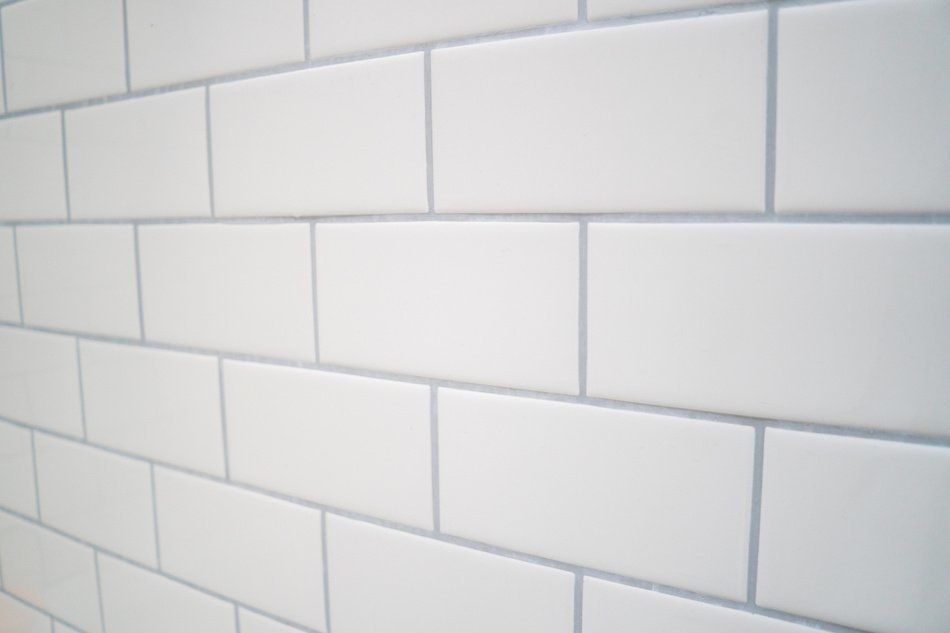 orker-with-sponge-cleaning-pool tiles