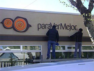 Letras y logos corpóreos