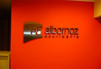 Letras y logos corpóreos