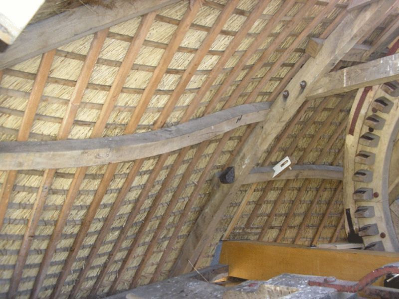 Rieten dak, schuine balken. Traditionele isolatie aangelegd door Gebr. Roosma.