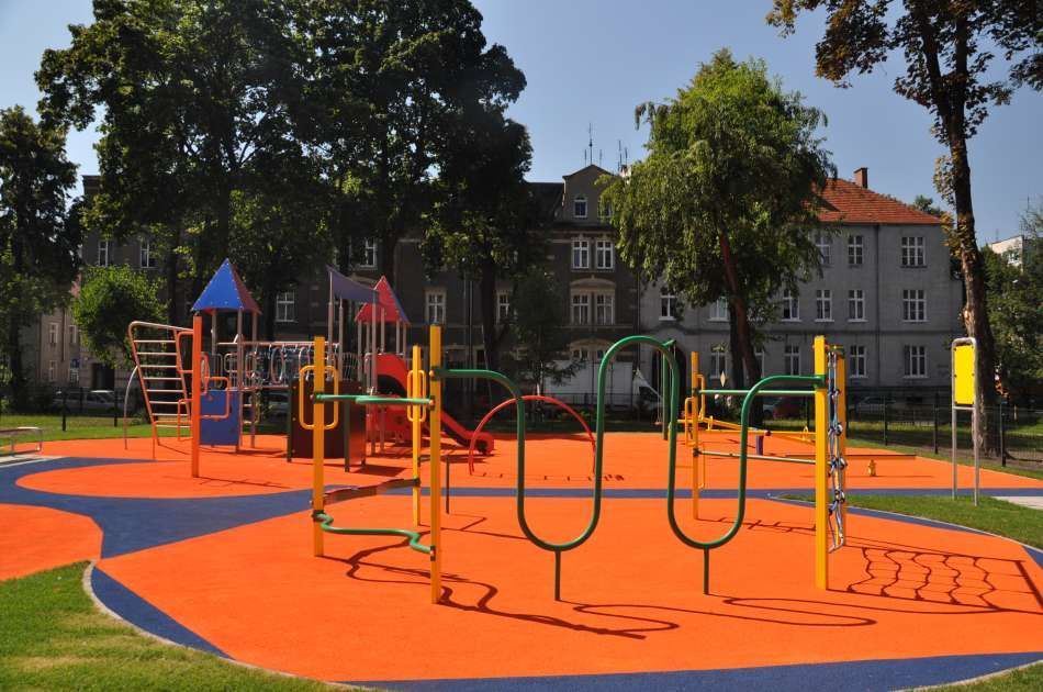 Pareizi izveidots un daudzveidīgs rotaļu laukuma aprīkojums veicina bērnu fizisko un garīgo attīstību.