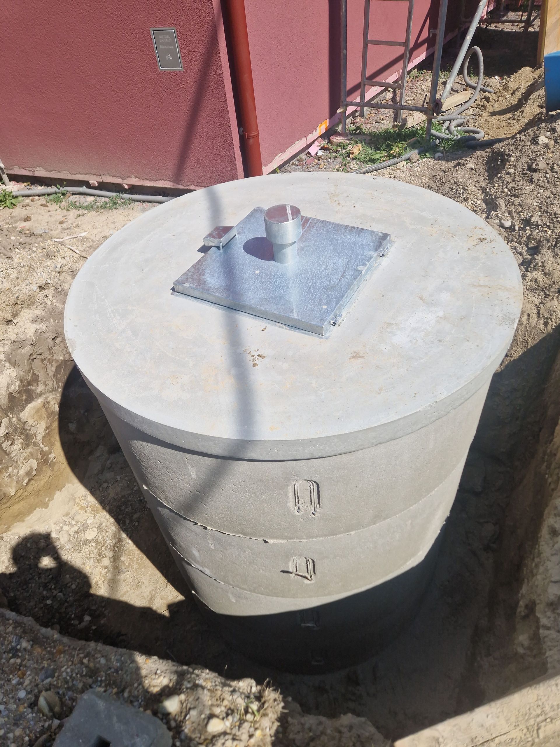 Ein runder Klärbehälter oder eine Versorgungskammer aus Beton,