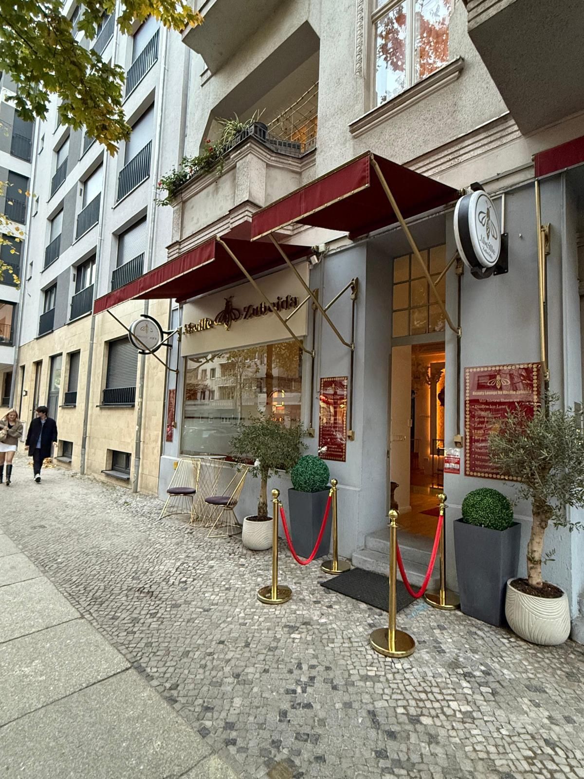 Ein Restaurant mit Tischen und Stühlen vor einem großen Fenster.
