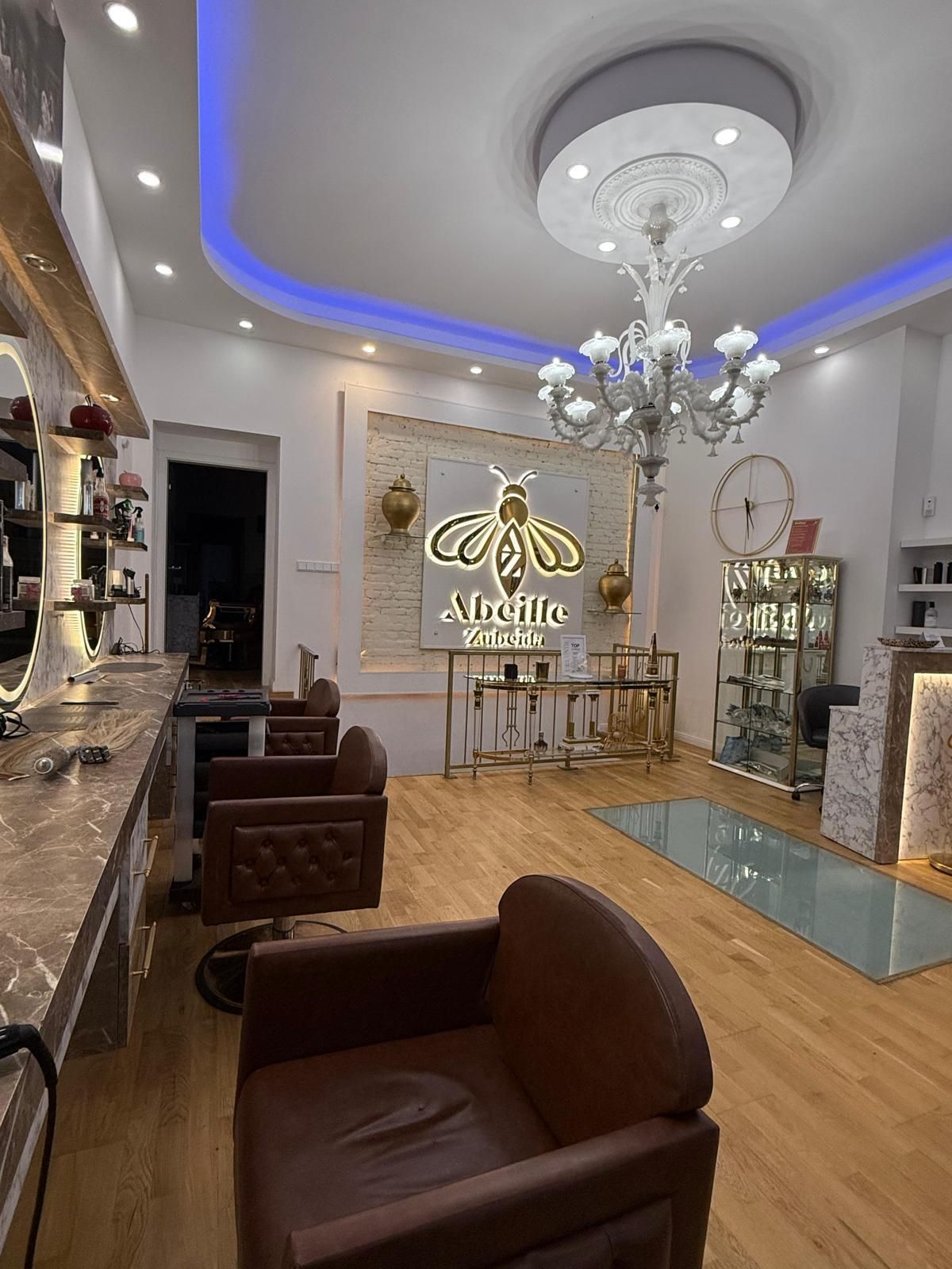 Eine Beauty-Lounge mit einer Biene auf dem Schild
