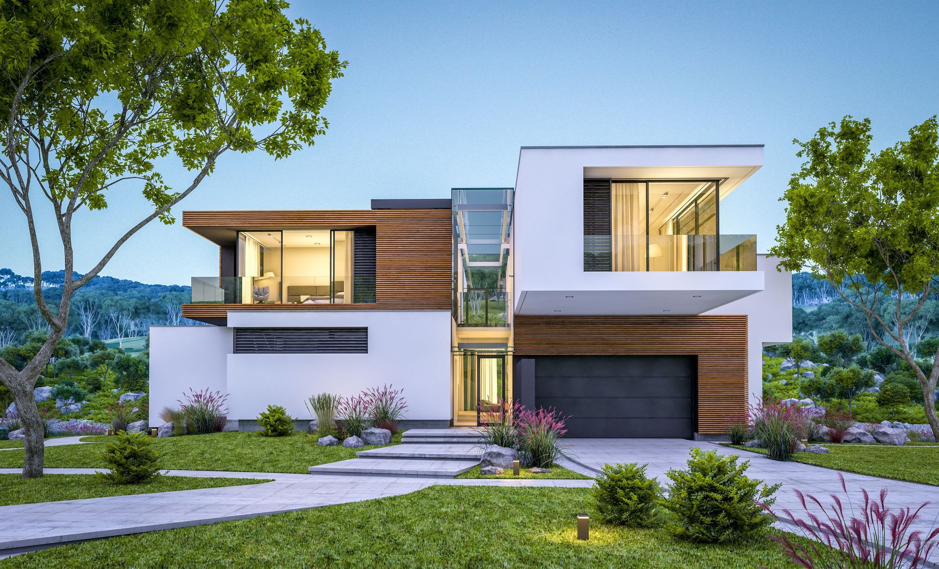 Maison moderne blanche et lambrissée avec ascenseur en verre, grandes fenêtres et pelouse soignée.