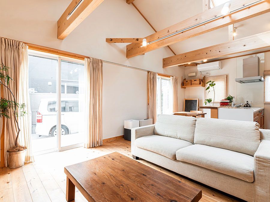 interni casa con elementi di arredo in legno
