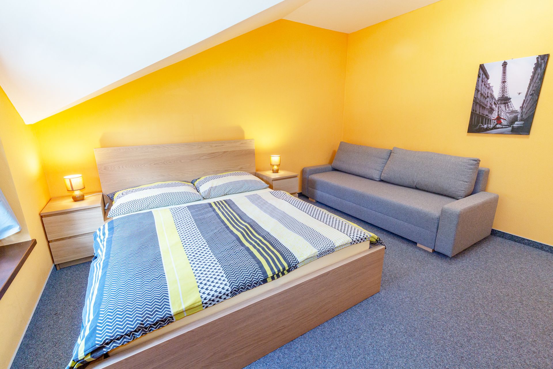 Spálňa s posteľou a gaučom