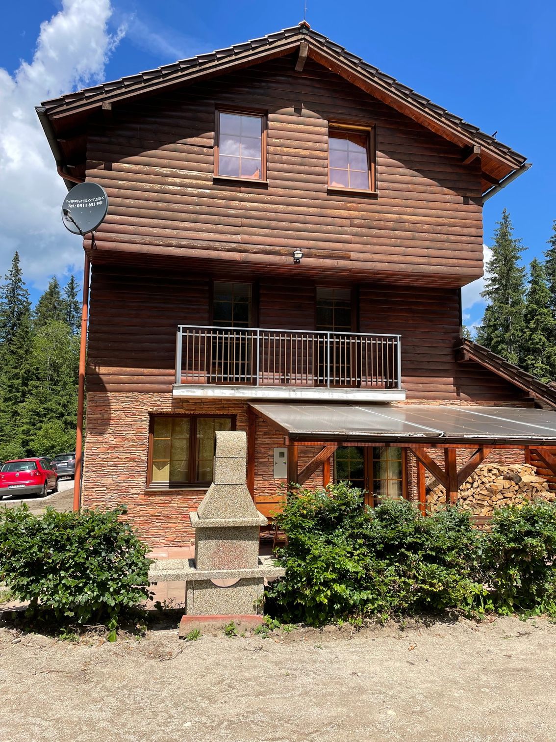 Villa s krbom pred ňou.