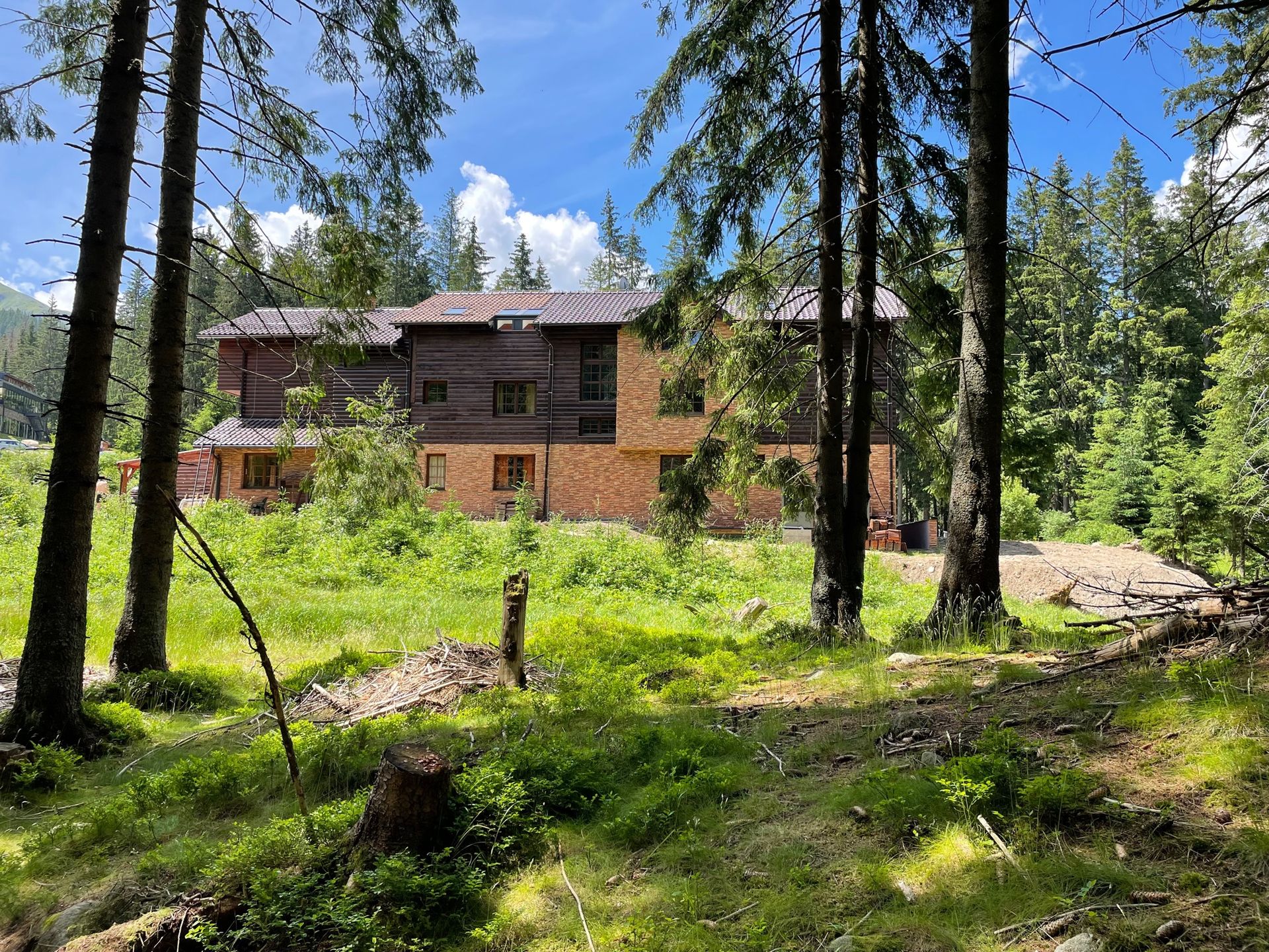 Villa je obklopená stromami uprostred lesa.