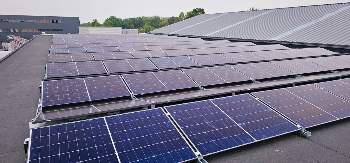 Een dak met veel zonnepanelen erop