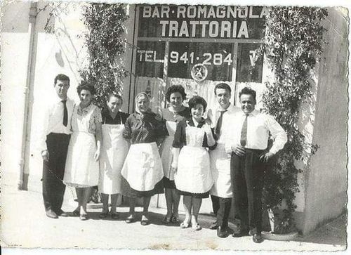 Gruppo di persone in posa davanti al ristorante 