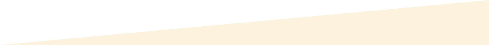 Sfondo astratto con sfumature diagonali bianche e beige.