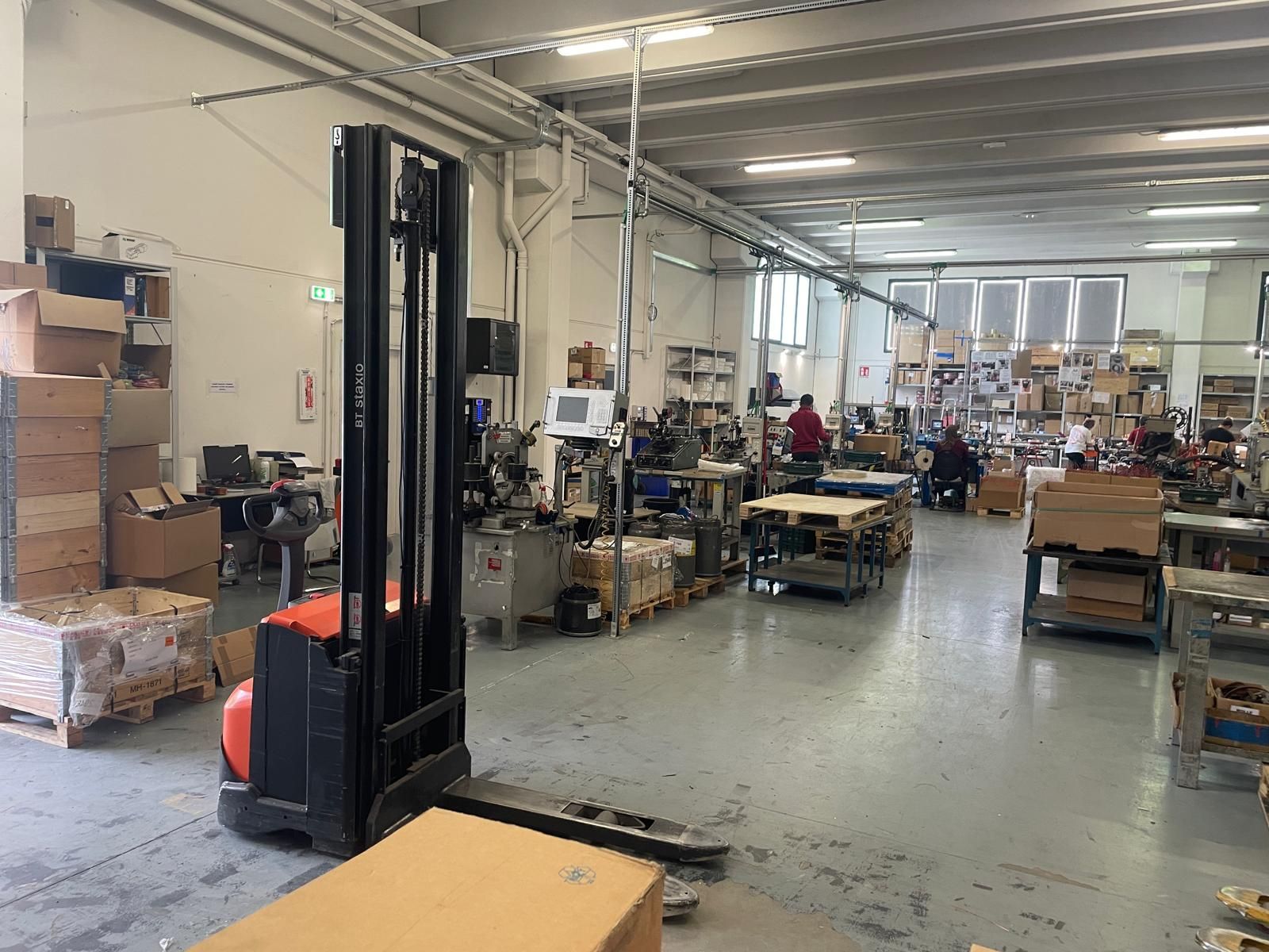 Assemblaggio di trasformatori toroidali in laboratorio