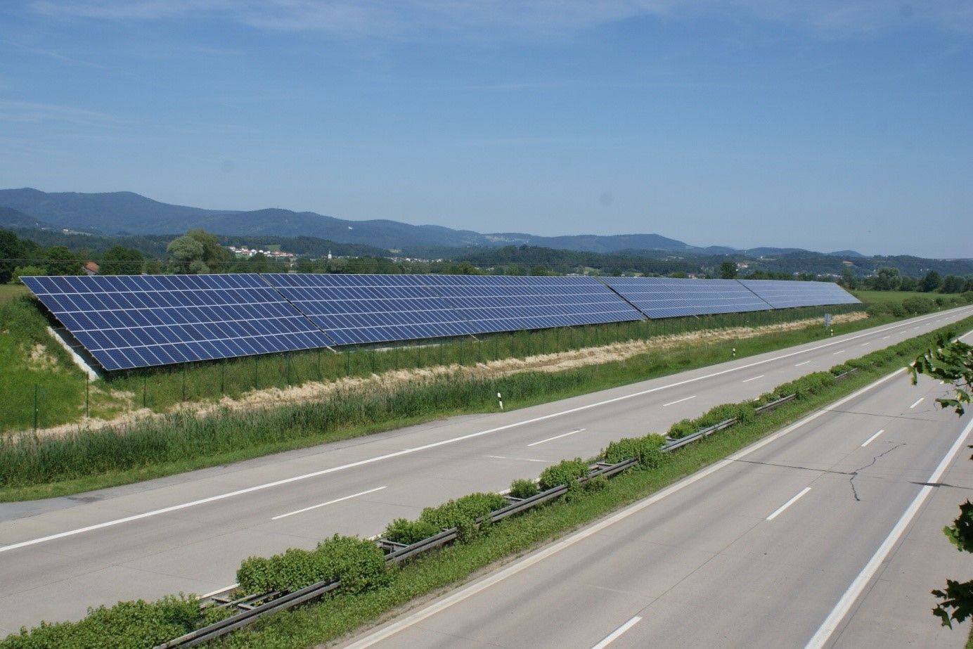 Freiflächenanlage, Autobahn, Offenberg, Bayern, Referenz s&z Energiesysteme, GEIG, Green Energy Investment Group