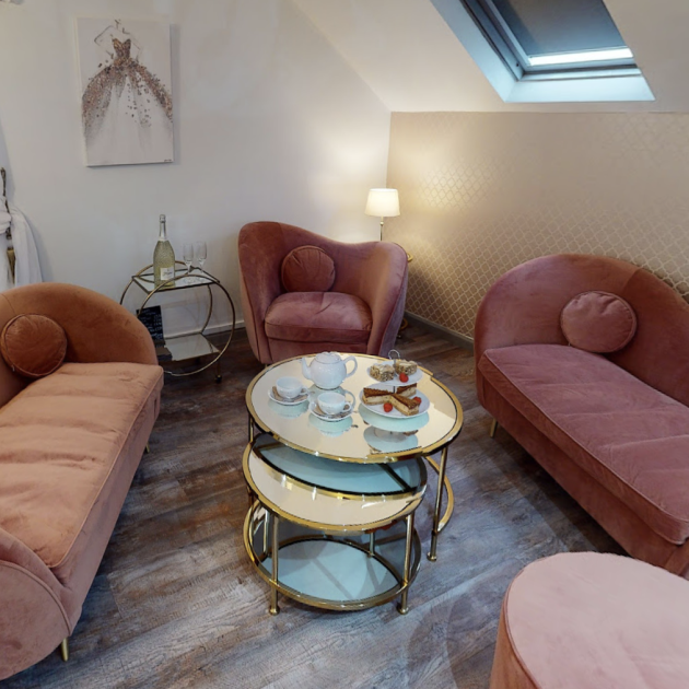 cozy-lounge-with-pink-velvet-sofas