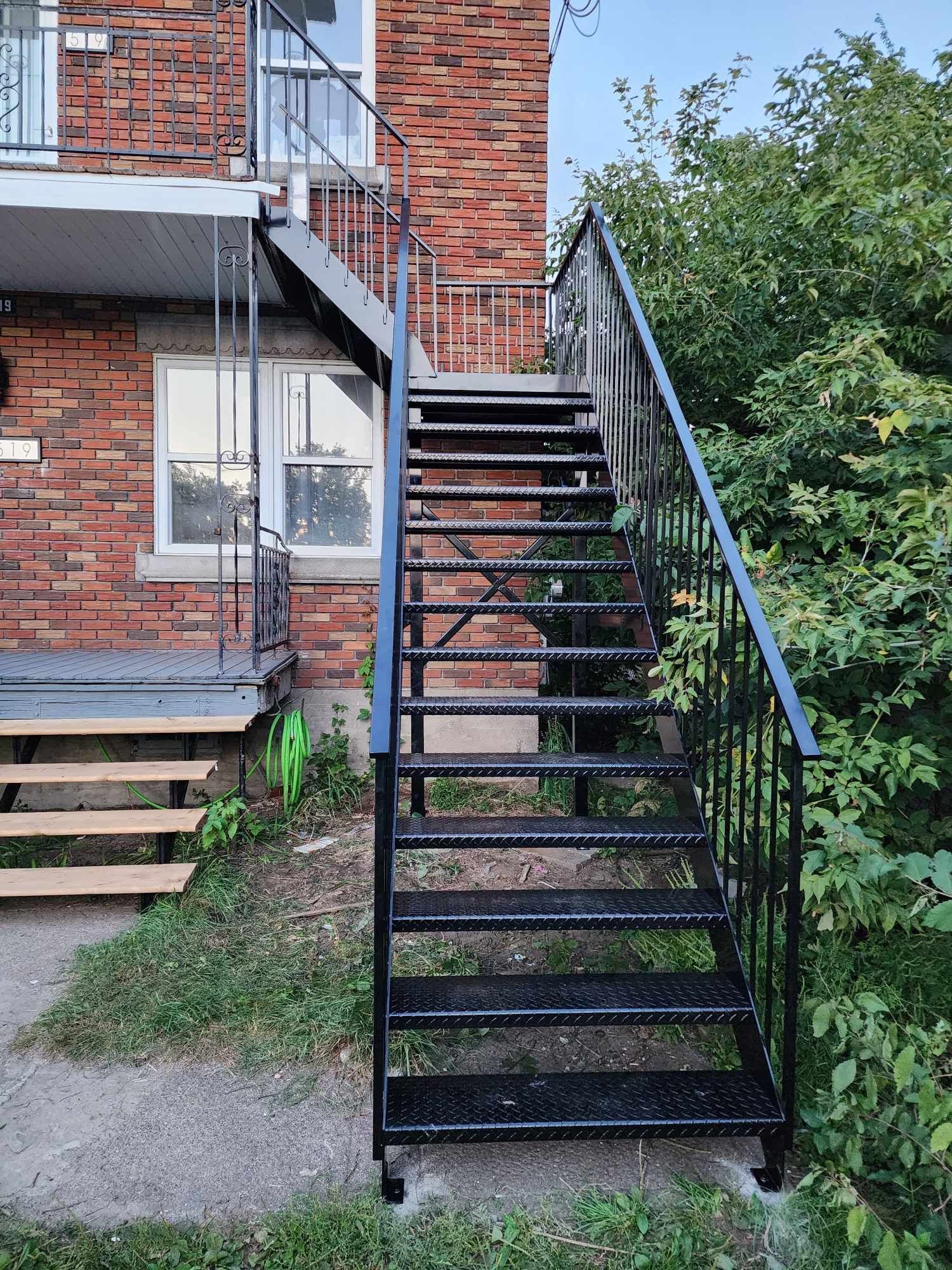 Un ensemble d'escaliers menant à un bâtiment en briques.