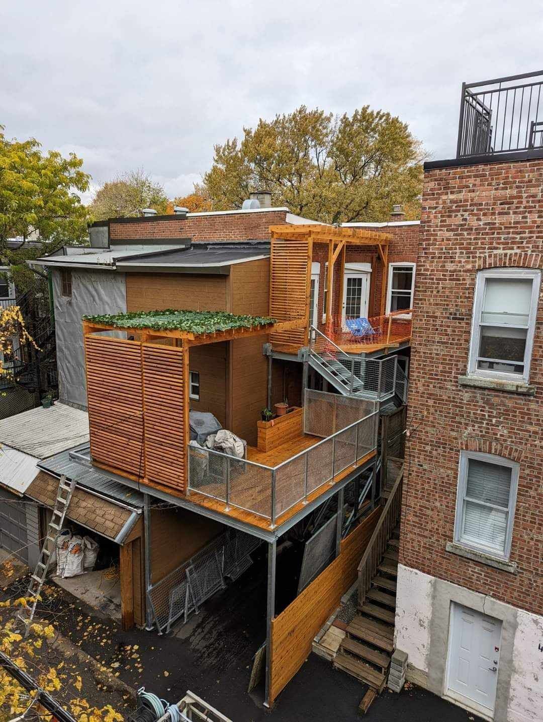 Une vue aérienne d'une maison avec un balcon et des escaliers
