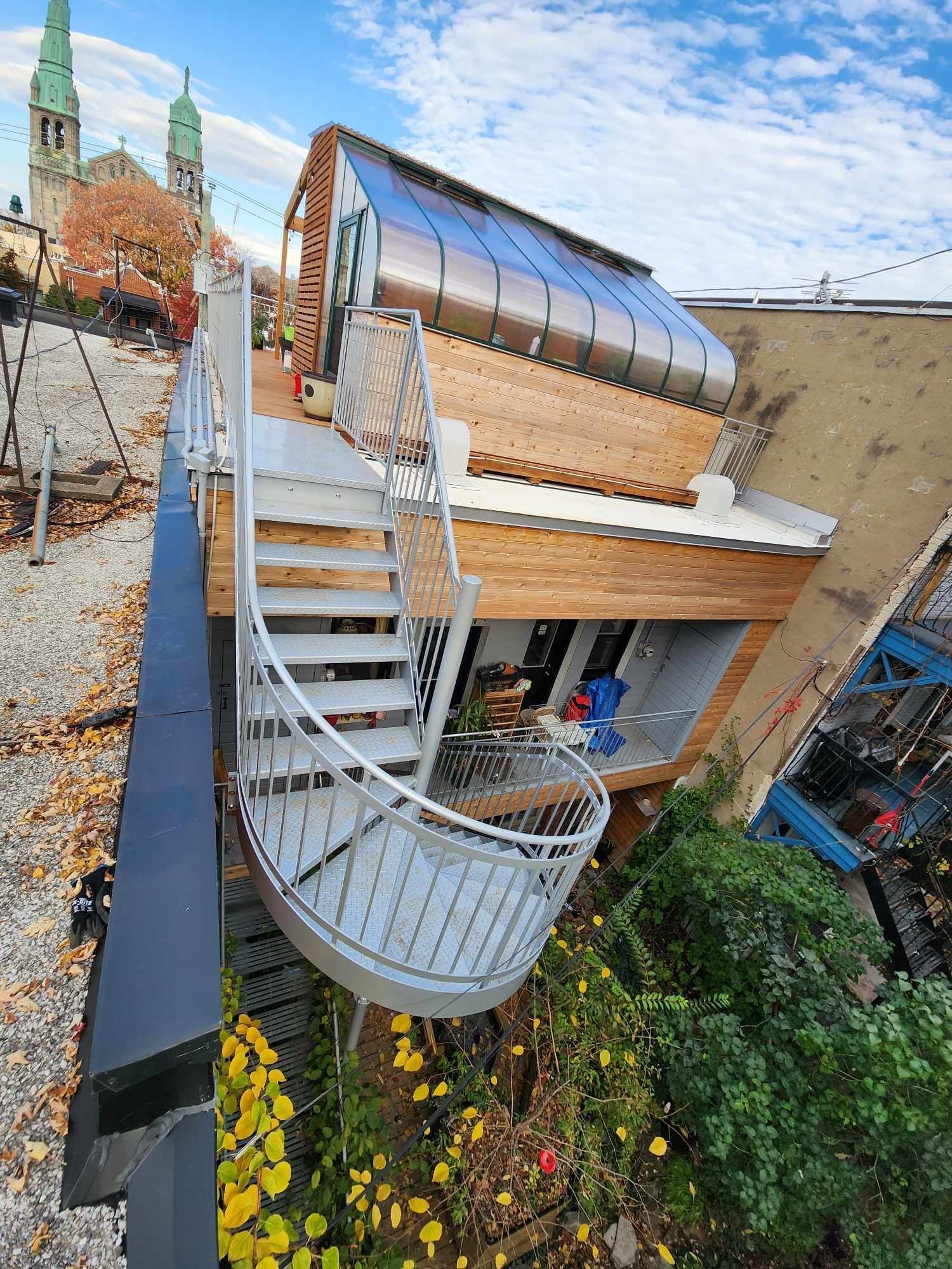 Un escalier en colimaçon menant au toit d'un bâtiment
